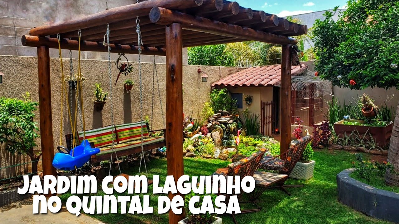 Jardim com plantas, pergolado e laguinho com peixes Ornamentais no quintal de casa..