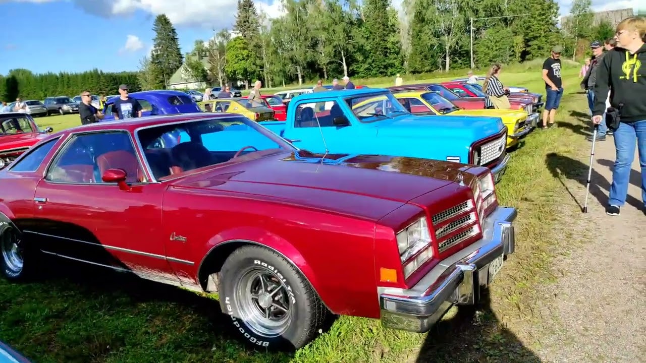 Huovilan puisto Kärkölä veteraaniautojen kokoontuminen 02.08.2022