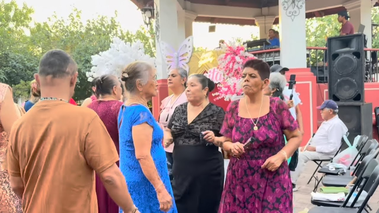 ASÍ FESTEJO ROSITA CON MUSICA EN VIVO JORGE PEREZ CUMPLEAÑOS 🎂 EN EL ZÓCALO DE CUTZAMALA 