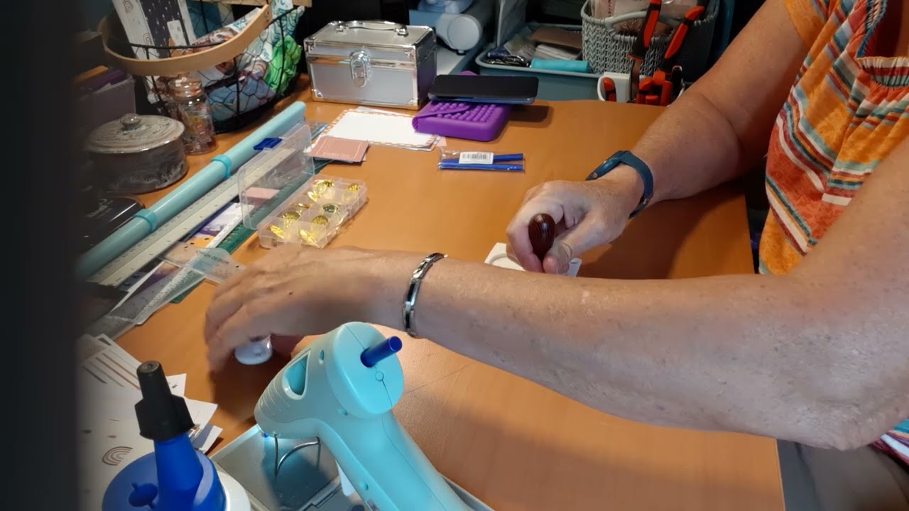 démonstration de cachet de cire avec des bâtons de cire et un pistolet à colle