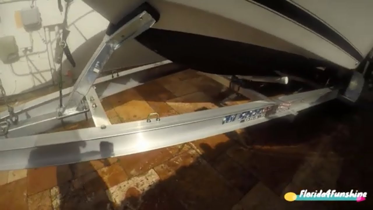 Чистка и мытьё алюминиевых лодочных прицепов. Чистящее средство West Marine и вода. Чистота и блеск!