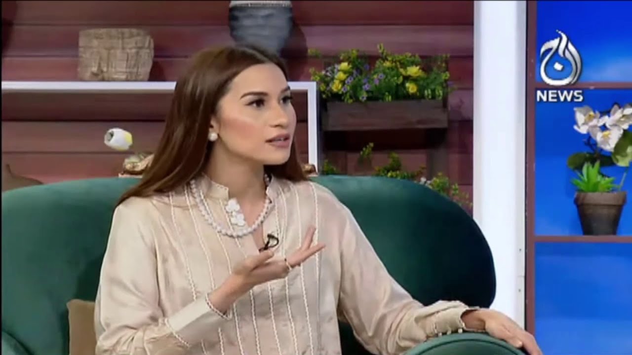 Garmiyon mein kaisa makeup istamaal karna chahiye? | Aaj Pakistan with Sidra Iqbal