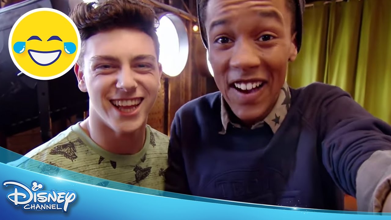 Just Like Me! | Verrassingsfeest | Disney Channel NL