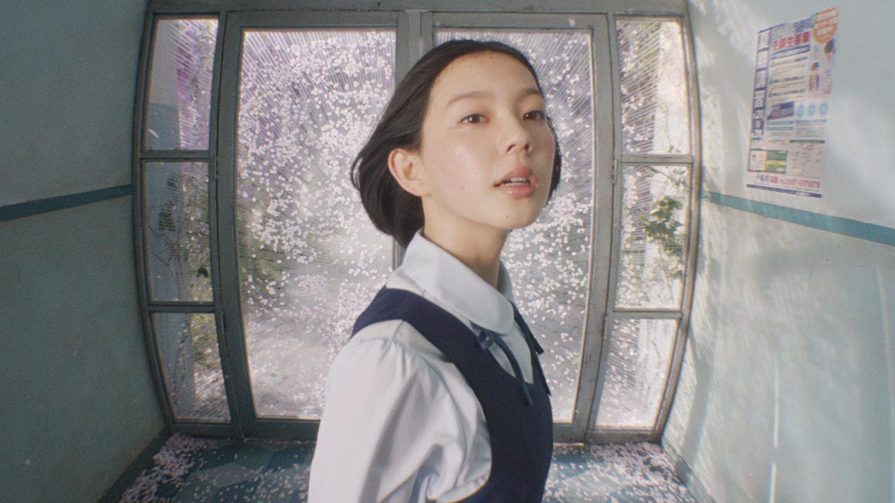 中島セナ、15歳美少女がポカリ新ヒロインに！巨大な動くセットを駆け抜ける　新CM「でも君が見えた」編が公開