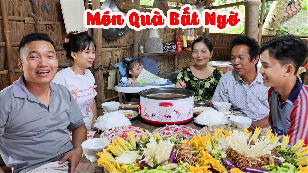 Quá Bất Ngờ Được Tặng Cho Món Quà Này - Ăn Mừng Bằng Nồi Lẩu Mắm Cá Trê Phi Lê Thịt Ba Chỉ
