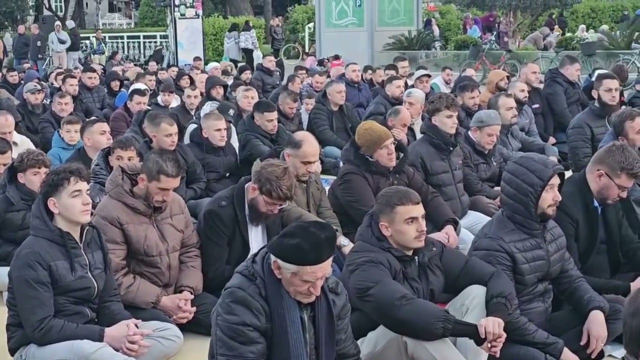 Top Channel/ Fitër Bajrami në Shkodër, besimtarët falen në sheshin e qytetit