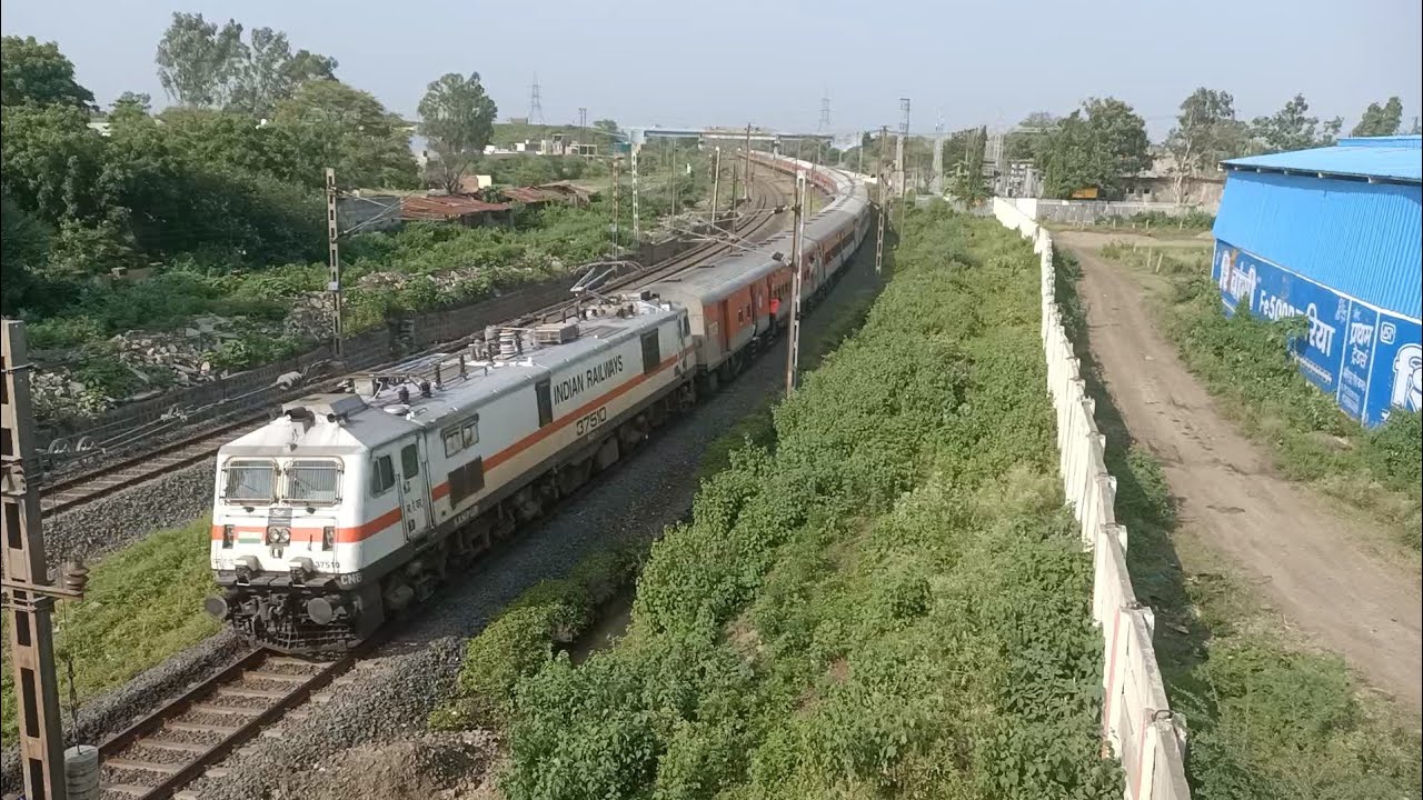Avadh SF Express train 19038 Barauni Bandra Terminus Express At Nagda Jn With CNB Wap7
