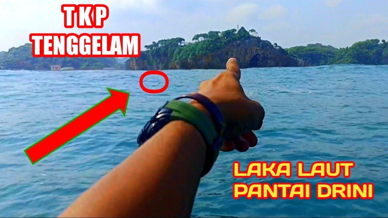 NGERI... TIM KAPAL DI HADANG OMBAK BESAR SAAT OPS-SAR DI PANTAI DRINI.