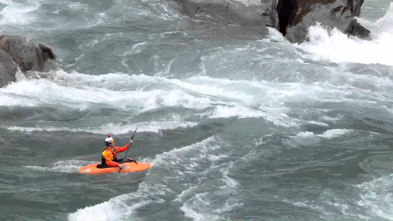 2014 China Red Bull surf kayak race tiger jumping video