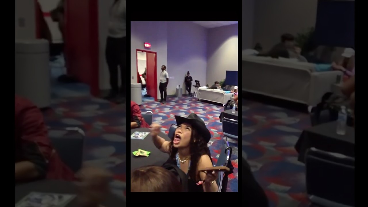 Mari always gotta make it sexual 😭 #imdontai #twitch #mari #clips #dreamcon #dreamcon2025 #gaming