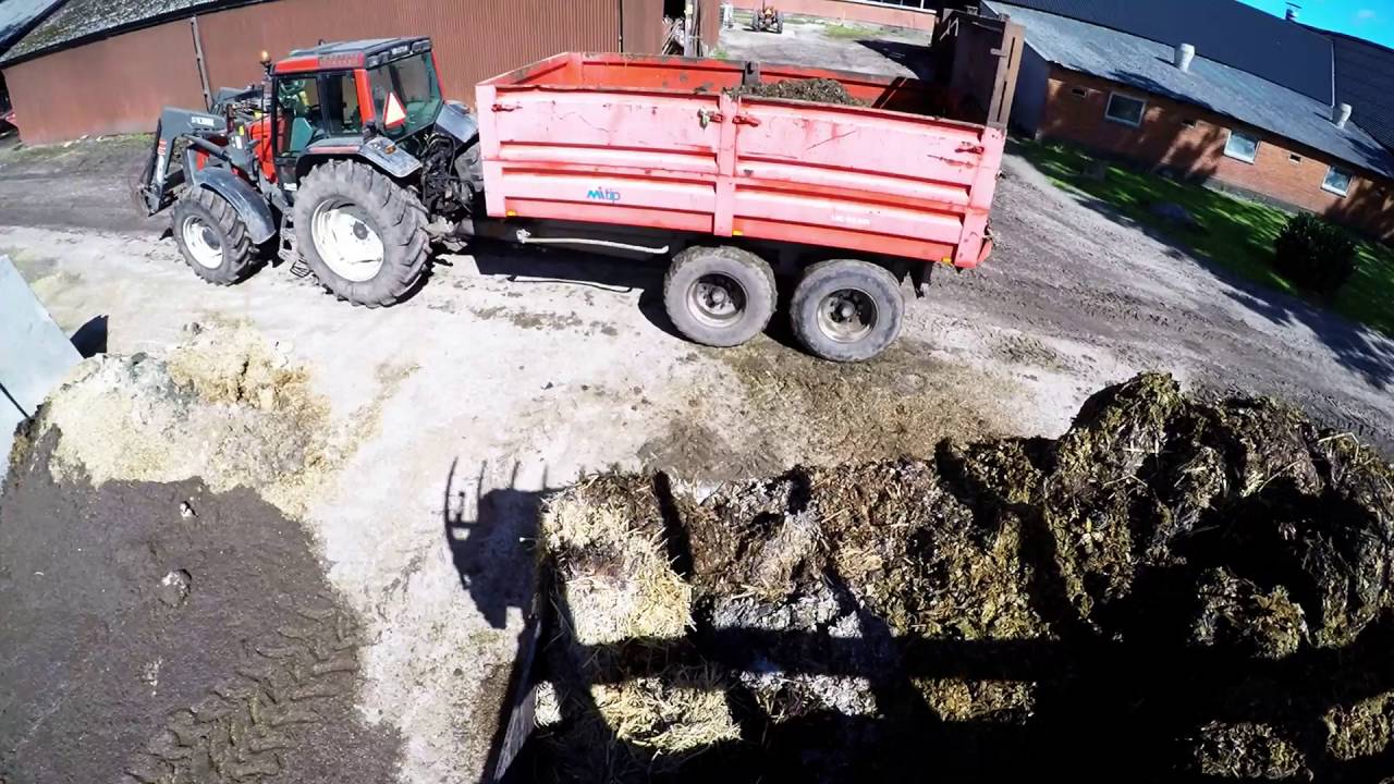 [GoPro] Carting some Muck - bad sillage Valtra 8350 Valtra N121 Danish Agriculture 2016