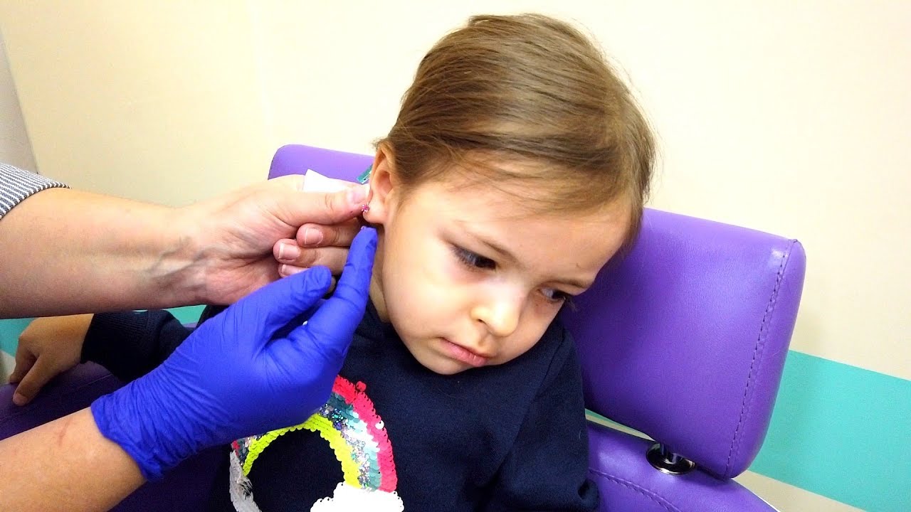 Прокалываем Уши Полине и Покупаем Игрушки