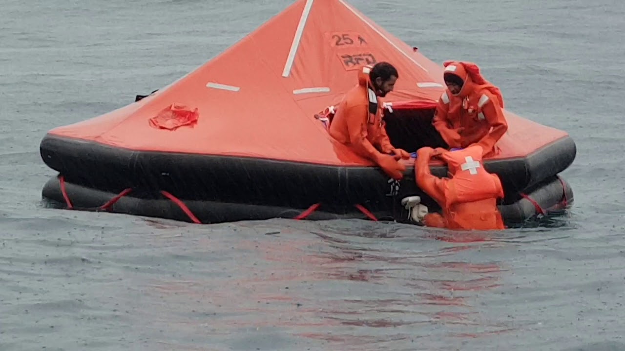 Inflado de una balsa salvavidas de supervivencia - Prácticas curso botes no rápidos [Escola Port]