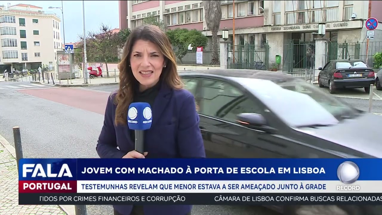 Jovem com machado à porta de escola em Lisboa