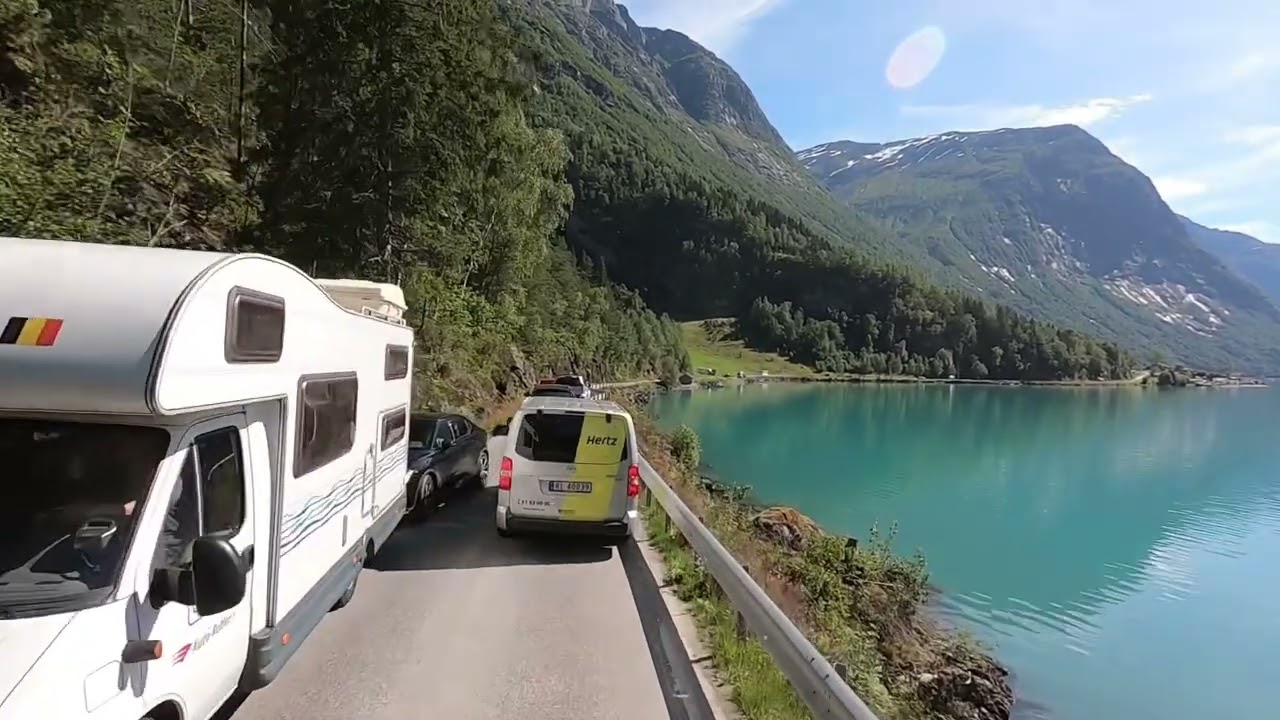 The road to fantastic Loenvatnet in Norway ❤️ Look at the beautiful clear green water 🇳🇴