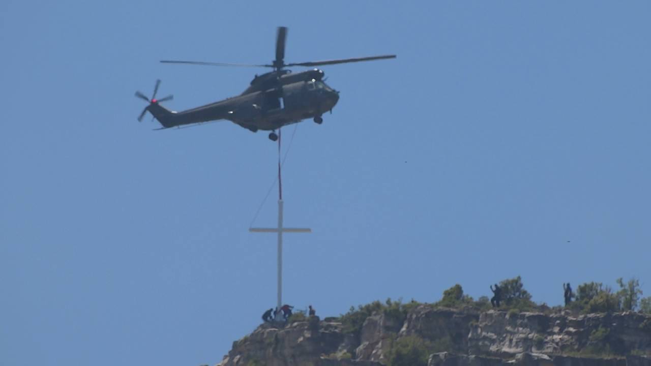 Installation of the new Cross by the Lebanese Army in Douma, Lebanon (2016-06-12)