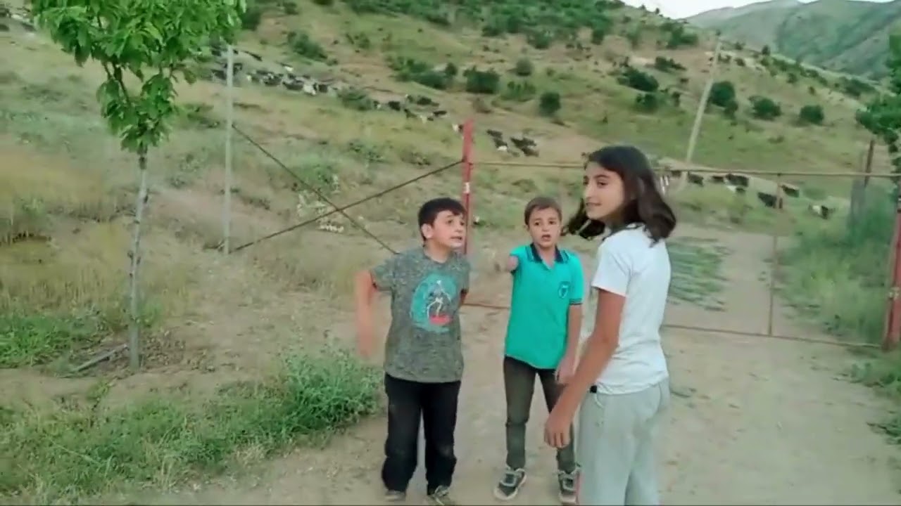 Abisini arayan küçük kız. Kısa film