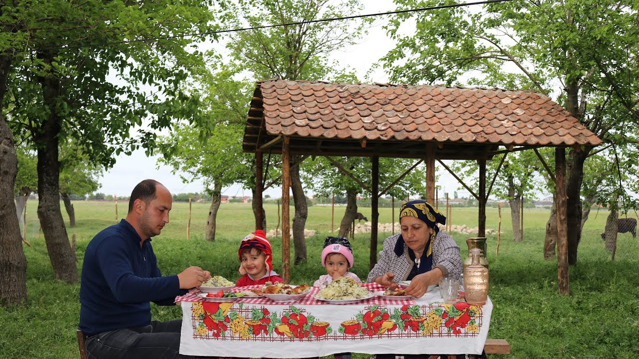 Мы готовили различные блюда в нашем тутовом саду.