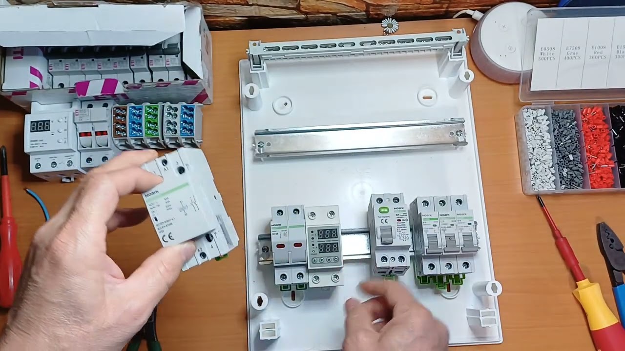 ce rol are contactorul și clemele de distribuție în tabloul electric.