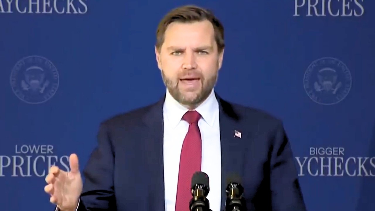 Джей Ди Вэнс подключен к аппарату жизнеобеспечения после очередной аварии.