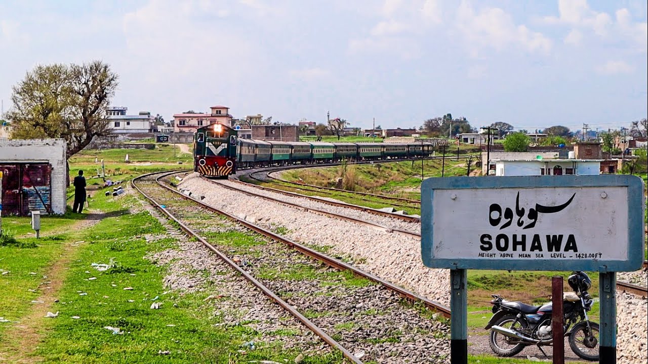Up & Down Versions of Awam Express At Serene Sohawa Railway Station | Pakistan Railways