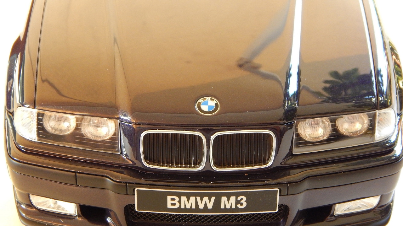 BMW M3 (E36) 1992 Dark Purple Metallic Model Car 1:12 OttOmobile