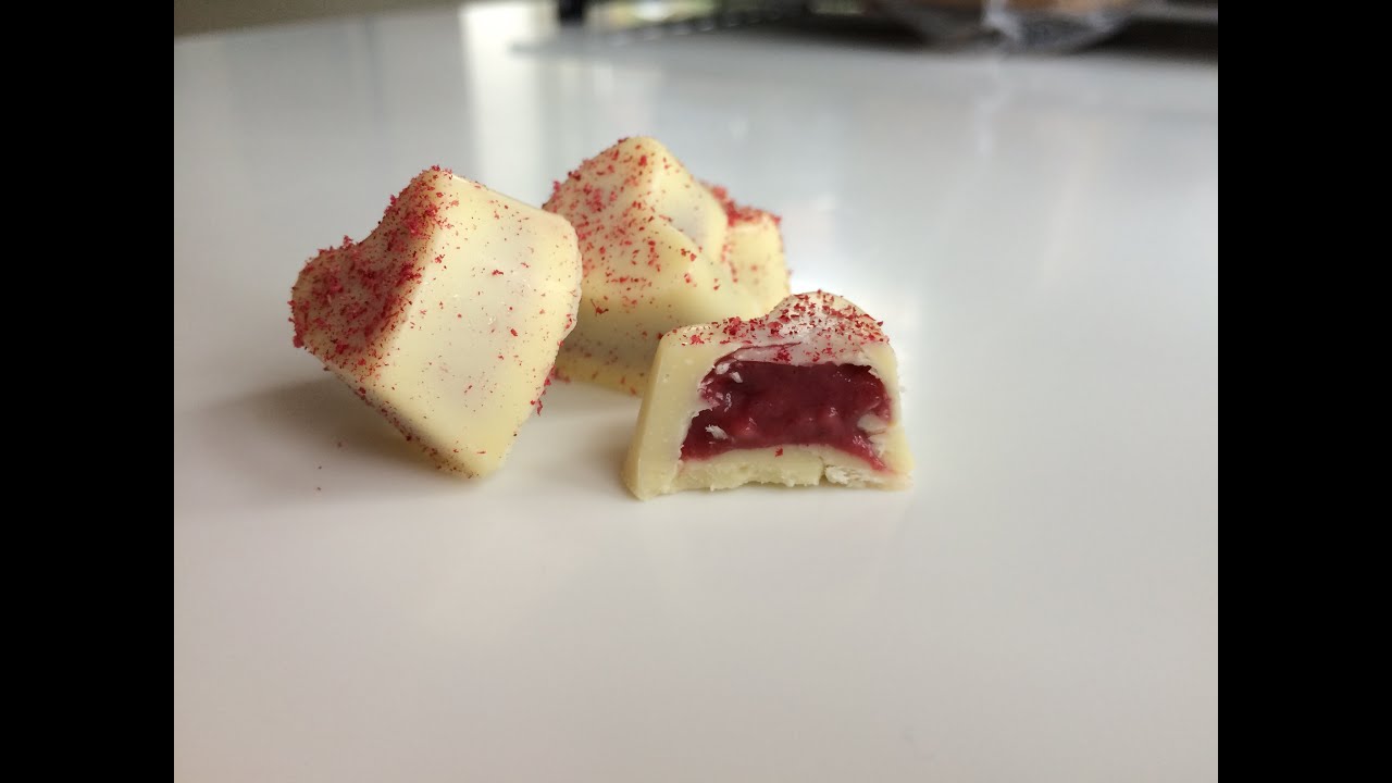 Fyldte hvide chokolader med hindbær og lakrids
