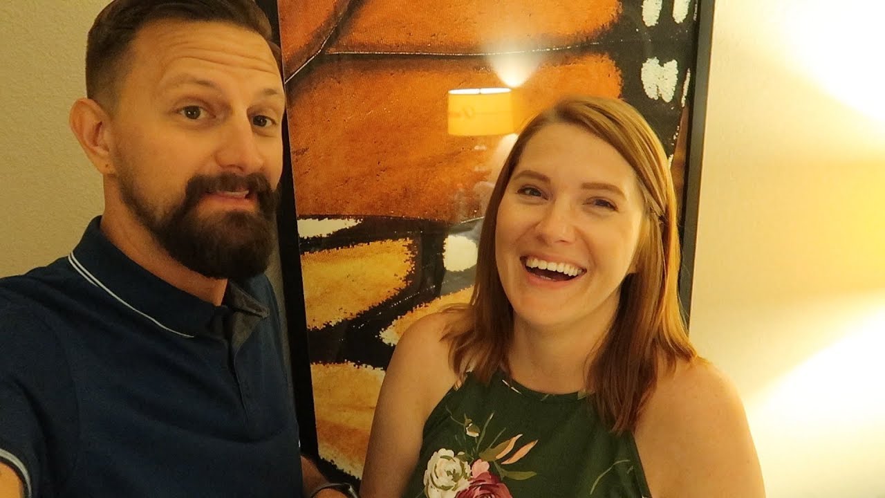 We Went To Tennessee! | Travel Day, Quick Dollywood Resort & Room Tour!
