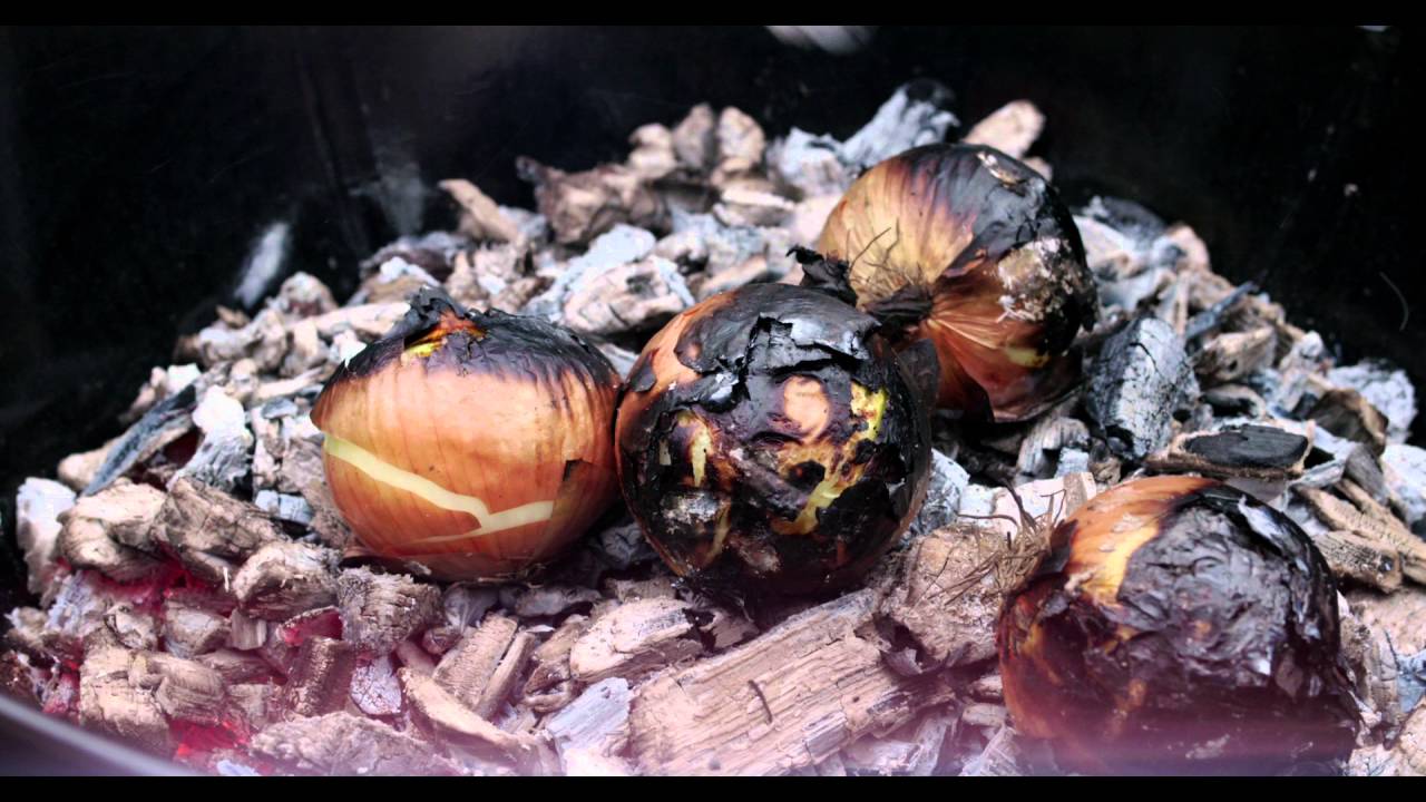RECEPT - Uiensaus op de houtskool van de barbecue