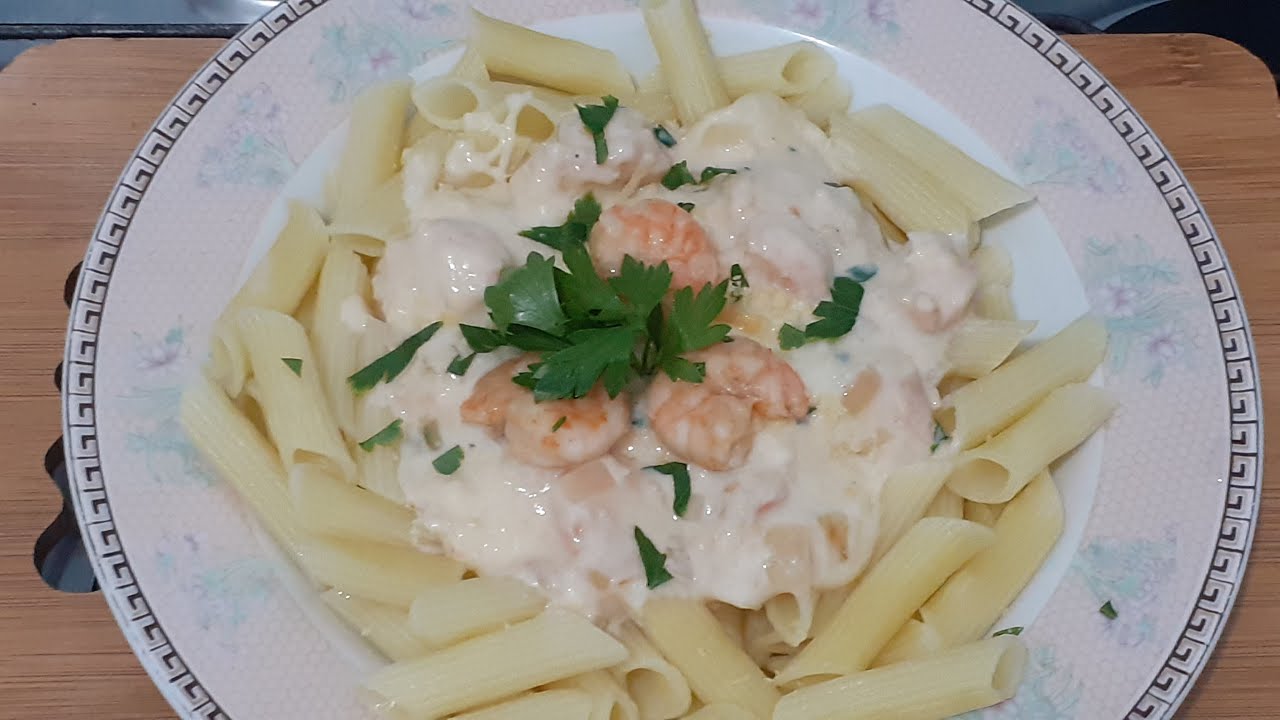 PENNE COM MOLHO DE CAMARÃO E QUEIJO - HUMMM........