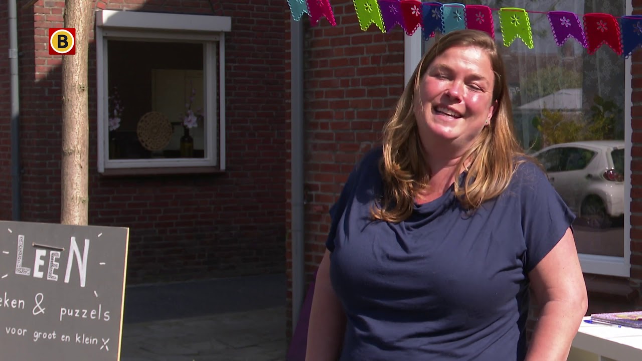 Juf Lidy heeft een mini-bieb in haar voortuin