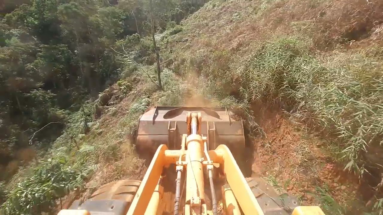 Fazendo limpezas de estrada no alto da montanha 😳😎/ carregadeira Hl740 9s