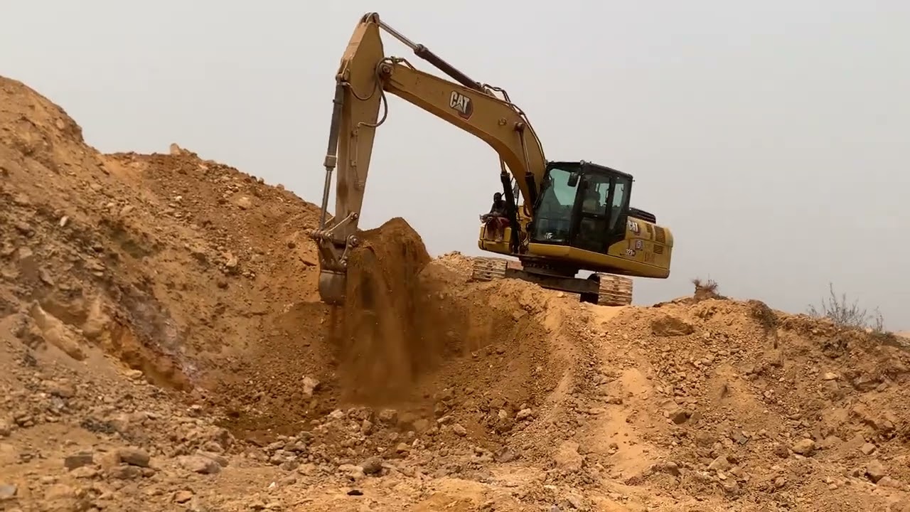 Incredible performance of Cat excavator on a very good sunny day 