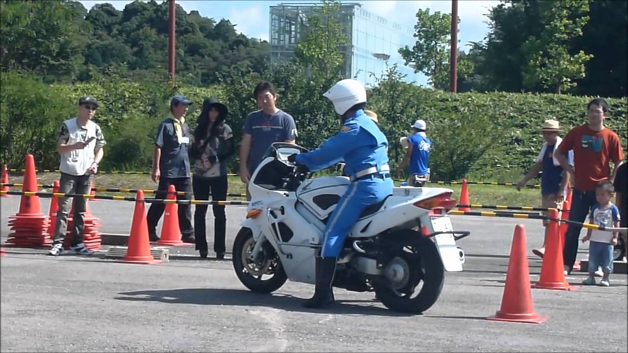 白バイ隊 片手運転　ワンハンドライディング