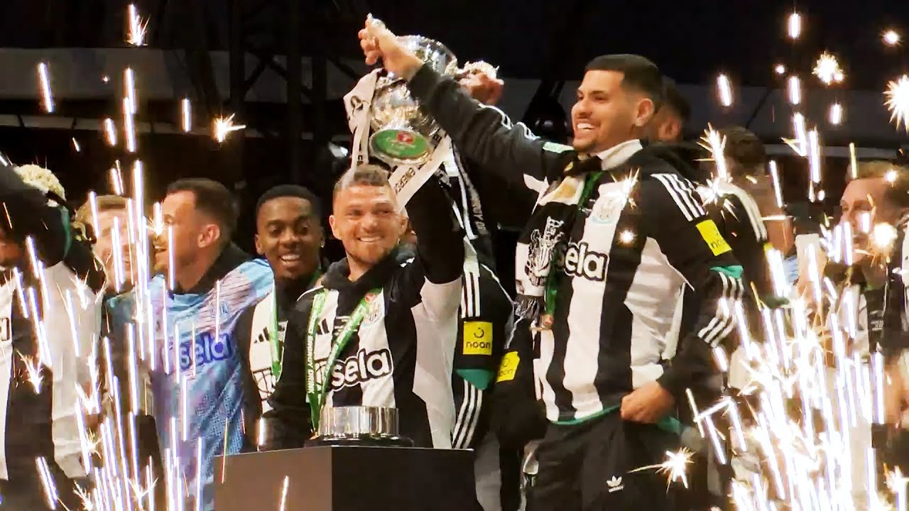 CRAZY SCENES! 🏆 Newcastle United's players TAKE THE STAGE for Carabao Cup celebrations