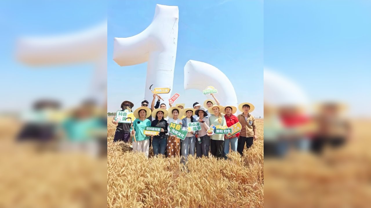 很荣幸受邀来到河南滑县，在芒种时节见证小麦颗粒归仓。 村民们用双手编织着丰收的梦想，但丰收的季节，也是他们最需要帮助的时刻。