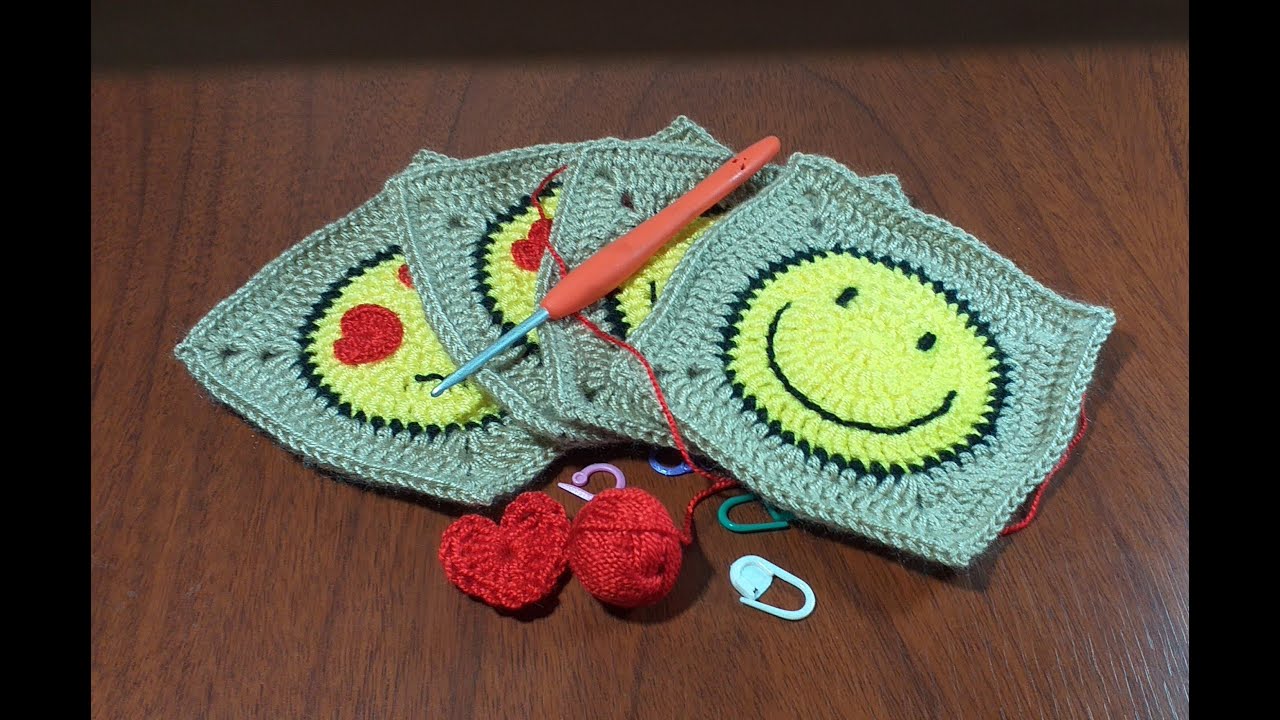 EMOJI FELIZ Y ENAMORADO EN GRANNY SQUARE