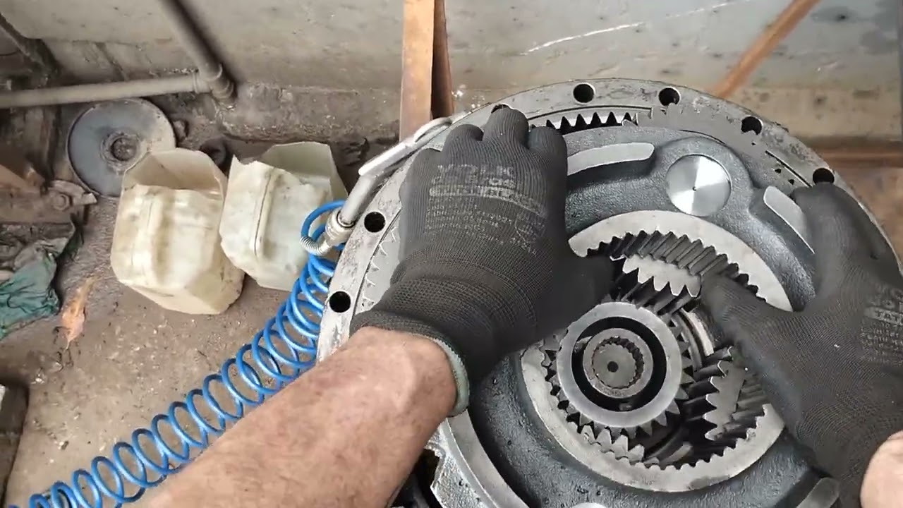 saiba o que causa o desgaste do conjunto de engrenagem da roda motriz das escavadeiras hidráulicas.