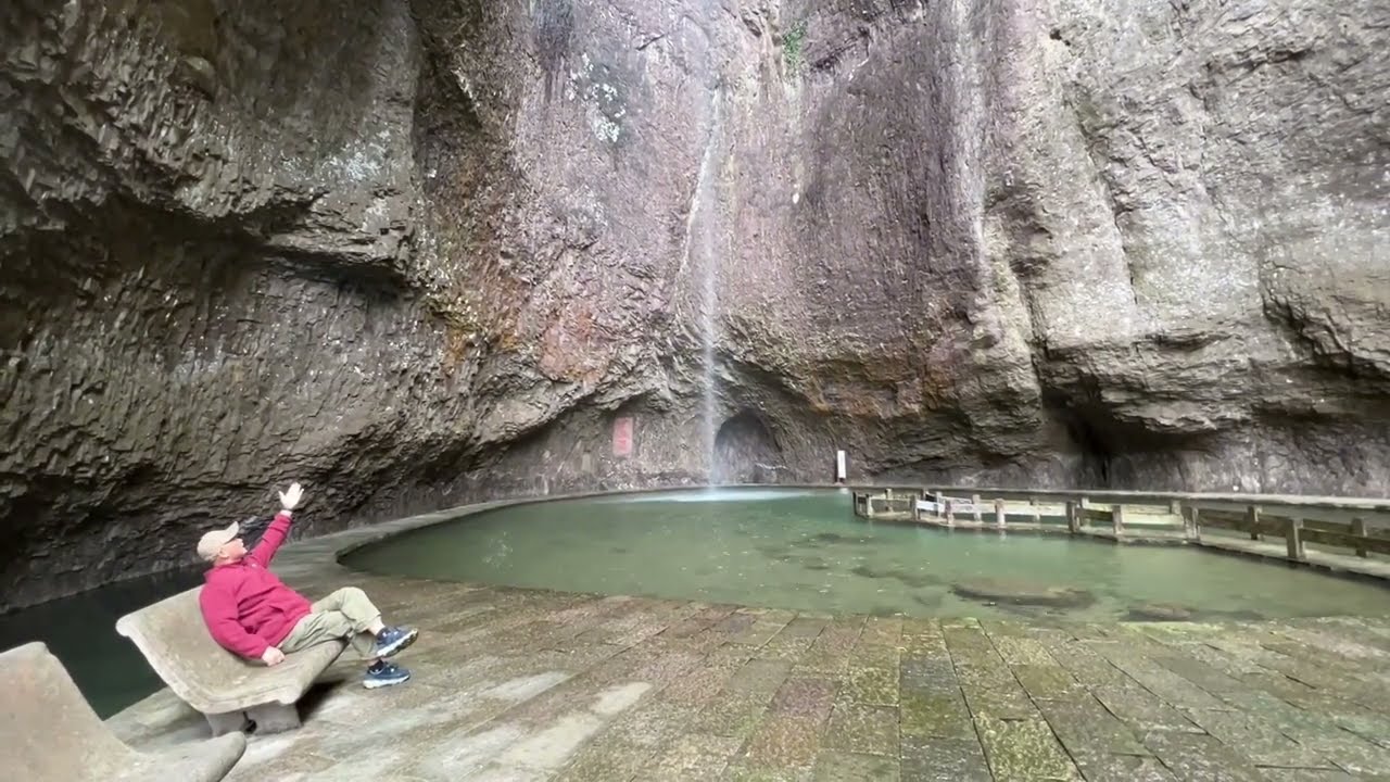 浙江乐清～雁荡山、三折瀑景区，火山口瀑布景观。