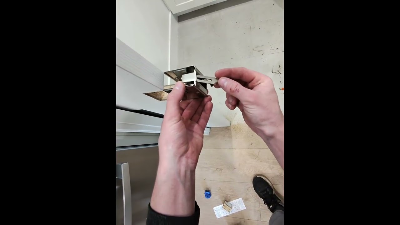 КАК В США УСТАНОВИТЬ ЗАМОК НА ВЫДВИЖНУЮ ДВЕРЬ? ( Pocket door knob installation )