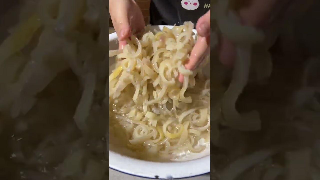 好久没更新了，新鲜出炉的视频来喽！自制猪皮冻，满满的胶原蛋白，方法简单#农村美食