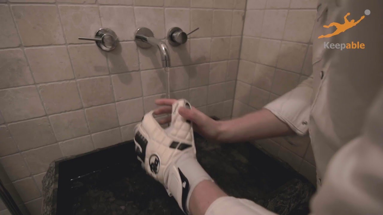 Keepershandschoenen klaarmaken voor eerste gebruik