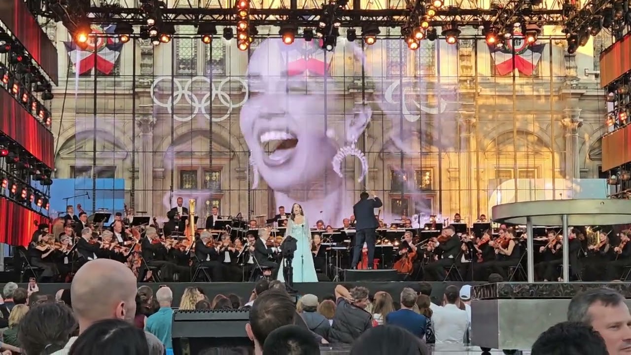 Concert de Paris avec l'arrivée de la Flamme Olympique à l'Hôtel de Ville le 14 Juillet 2024