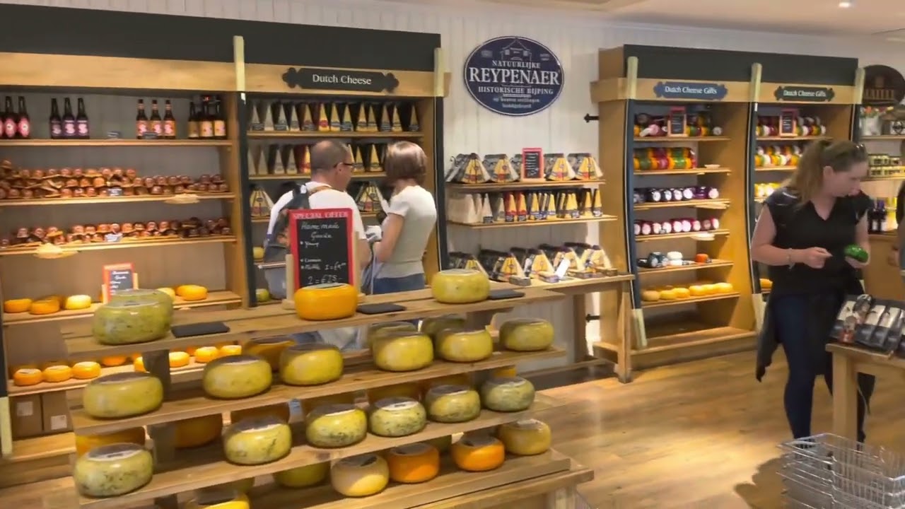 Volendam, de Dijk, de haven, cruiseschepen naar Marken