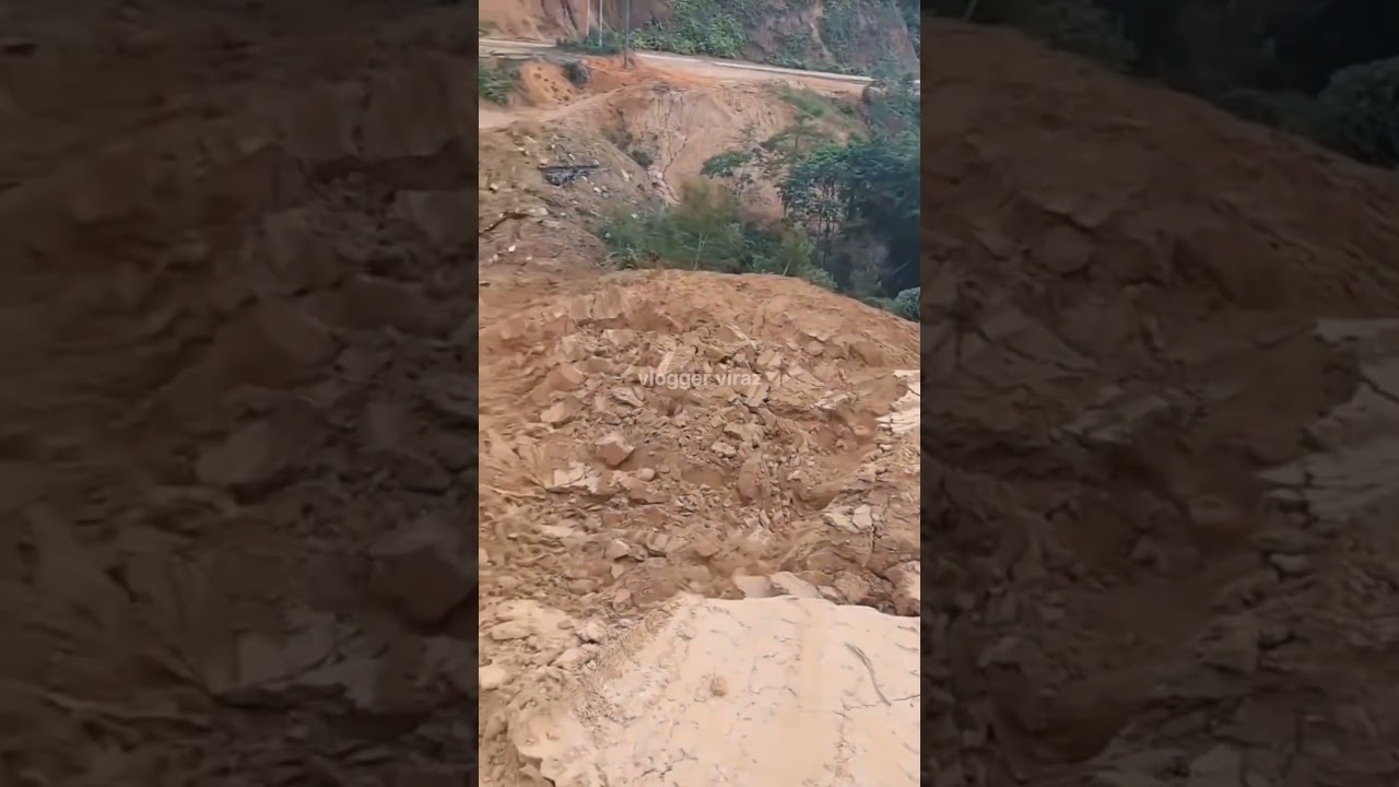 LIVE Landslide: Dekhte Hi Dekhte Poora Pahad Dhah Gaya! #shortvideo #landslide
