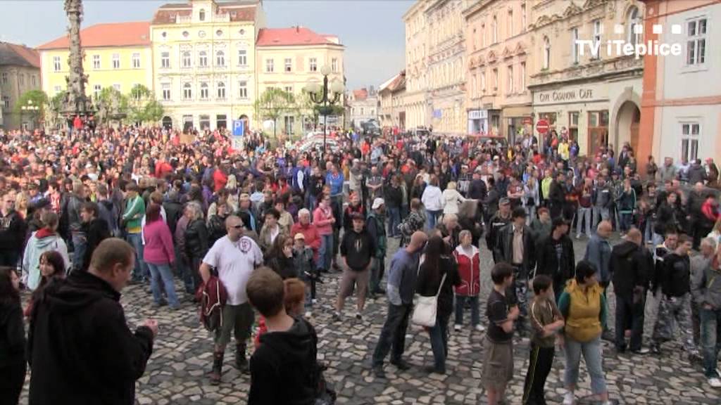 Těžkooděnci zas&aacute;hli proti demonstrantům v Duchcově
