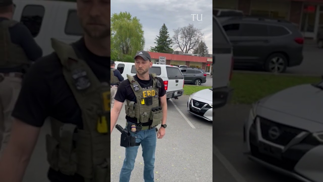 На видео показано, как правозащитники препятствуют арестам, произведенным иммиграционной и таможе...