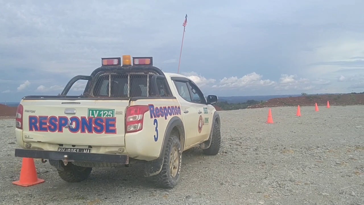 praktek driver LV, tes zig zak tanpa menyentuh traffic cone