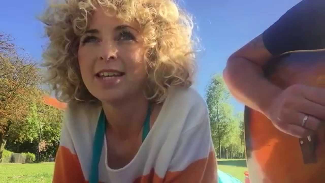 Dorthe Gerlach - Kridhvide Træsko (akustisk i græsset)