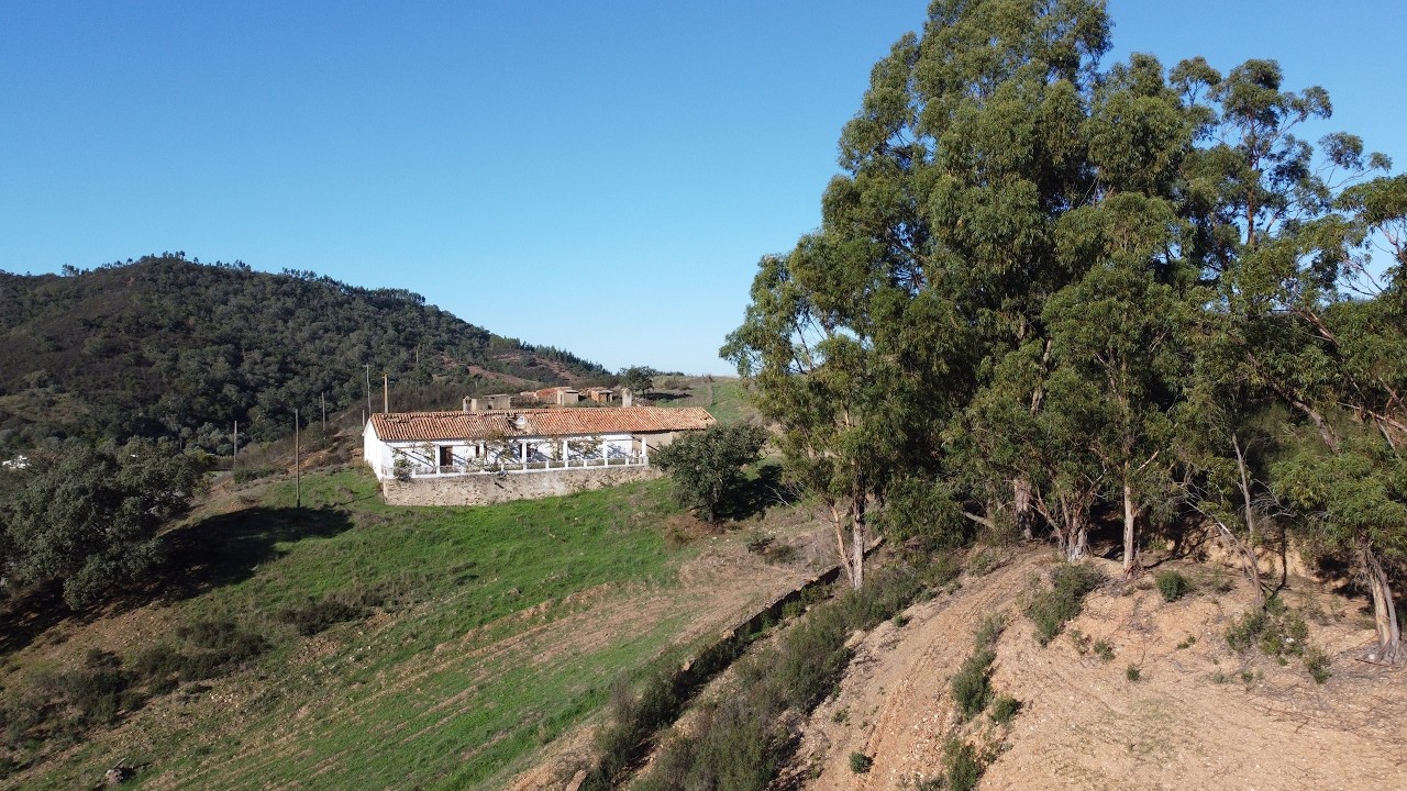 440.000 EUR - Exclusive - Amazing opportunity - 4 Ruins and 50 hectares of land - Almodôvar